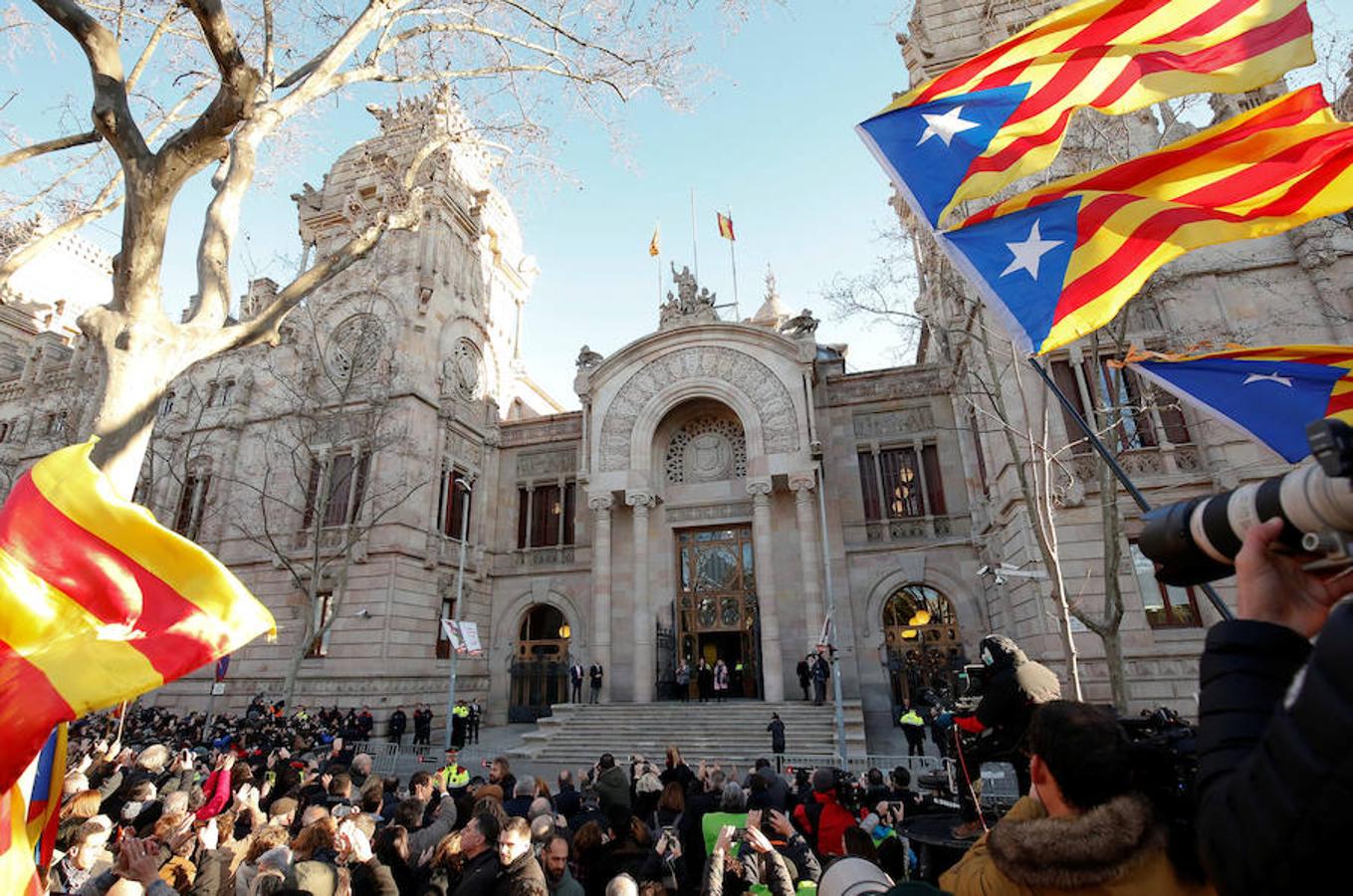Miles de personas arropan a Artur Mas hasta el TSJC