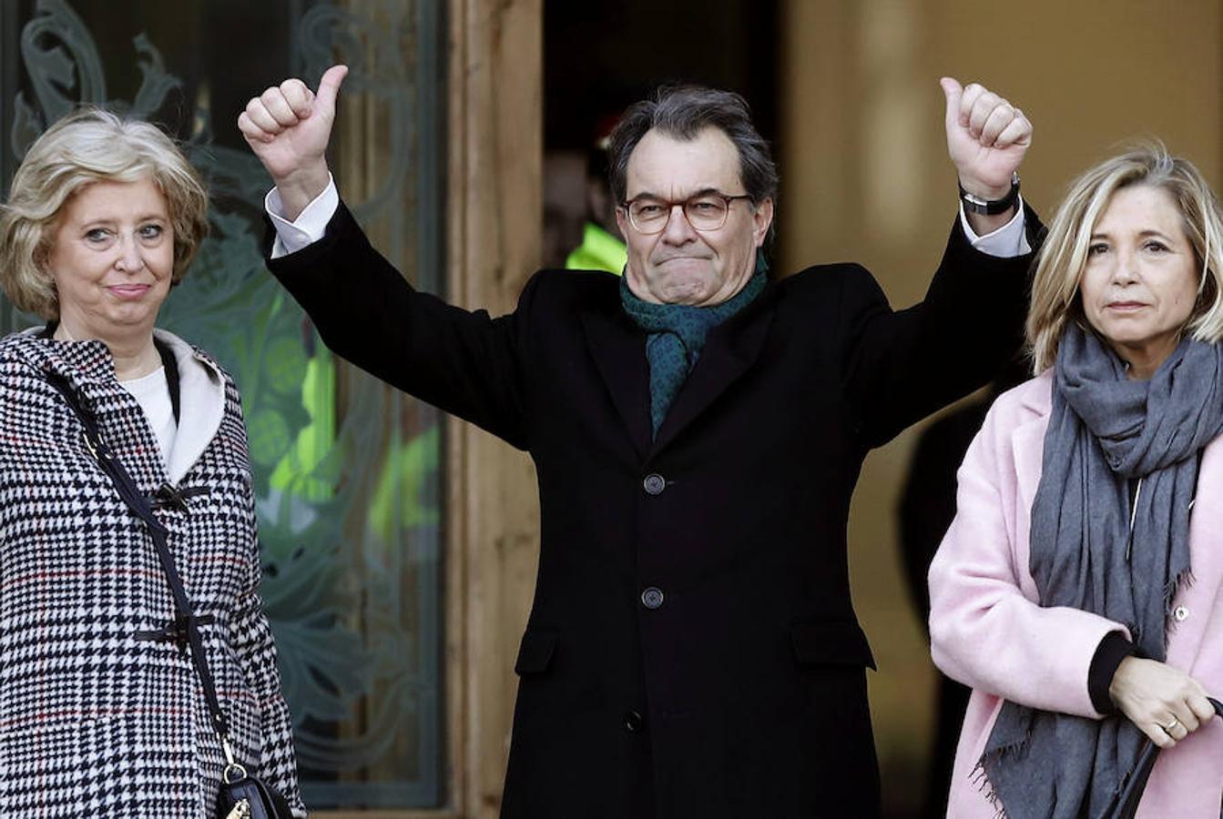 Miles de personas arropan a Artur Mas hasta el TSJC