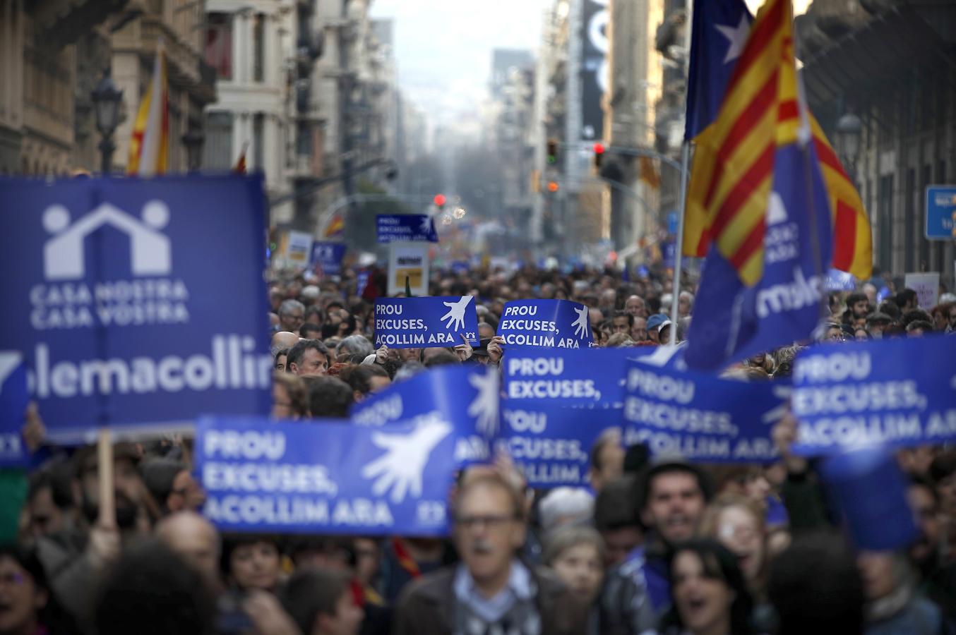Multitudinaria manifestación en Barcelona para acoger refugiados