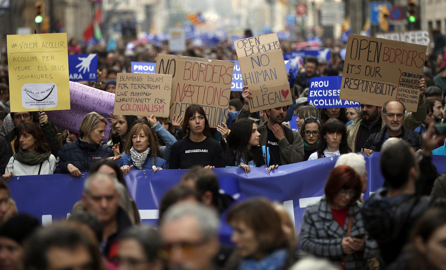 Multitudinaria manifestación en Barcelona para acoger refugiados