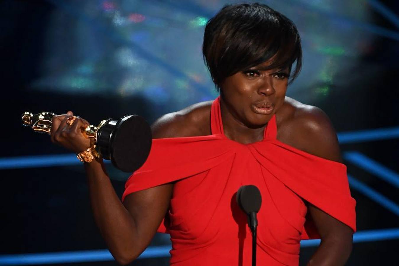 La actriz Viola Davis, con su galardón a mejor intérprete de reparto.