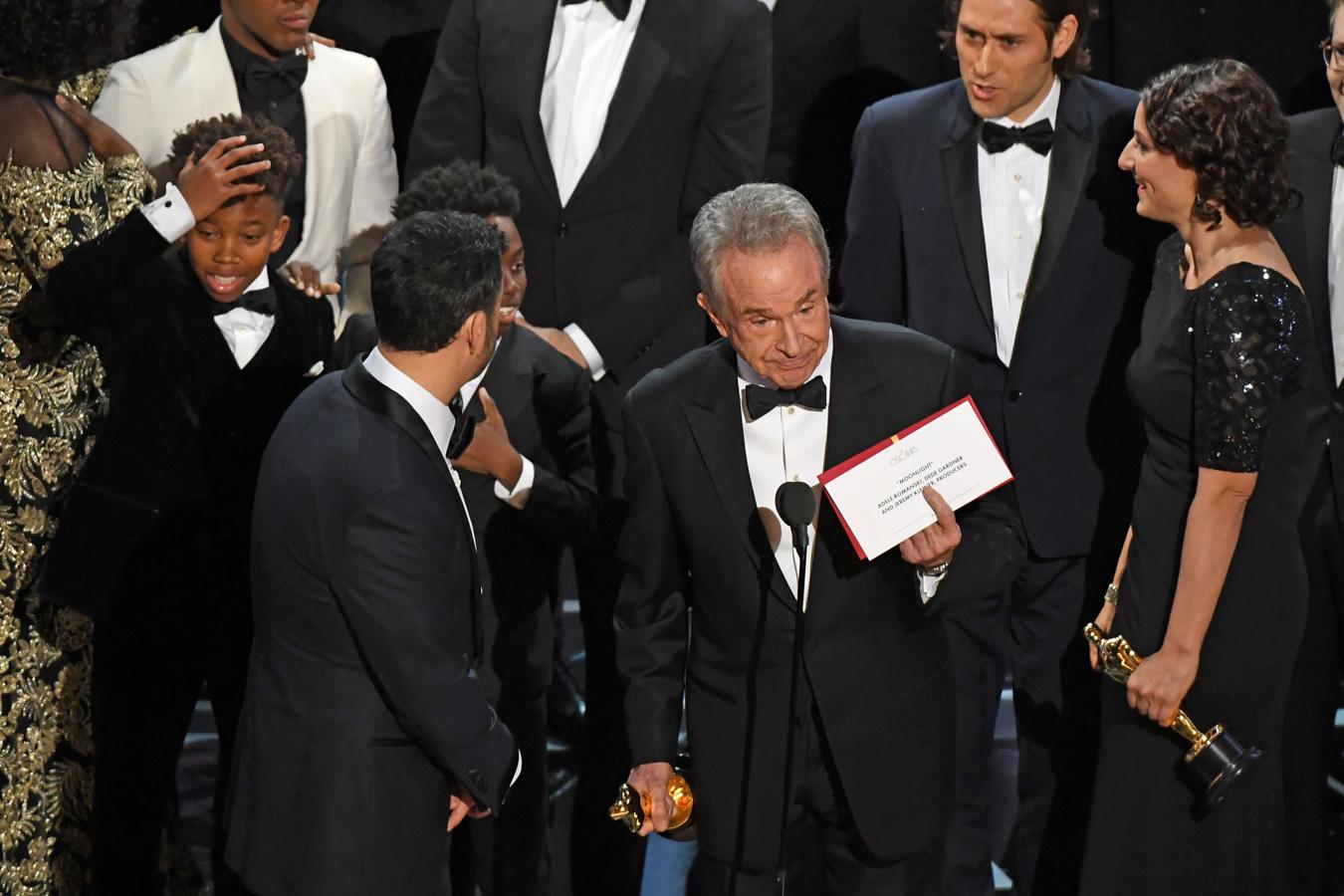 El actor Warren Beatty enseña el sobre del error para la Mejor película.