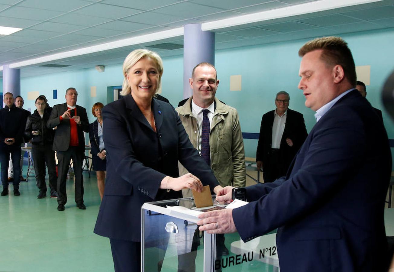 Marine Le Pen acude a votar.