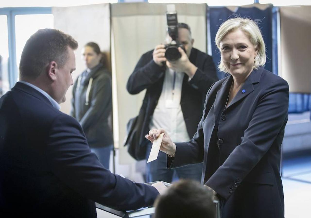 Marine Le Pen acude a votar.