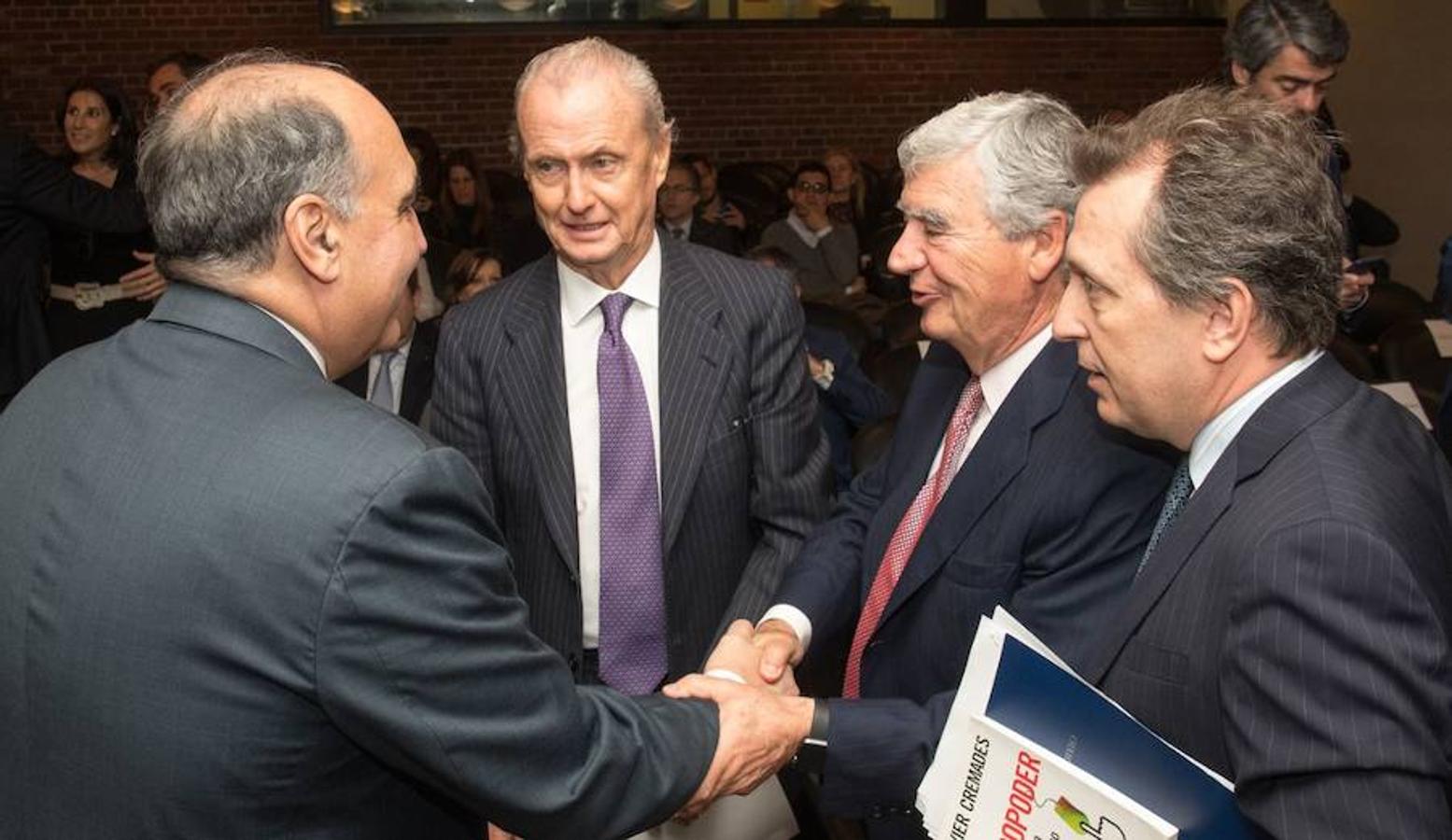 El presidente de Eisenhower Fellows, George de Lama, estrecha la mano del presidente de Vocento, Santiago Bergareche, en presencia del embajador de España en Estados Unidos, Pedro Morenés y de Javier Cremades durante la ceremonia.