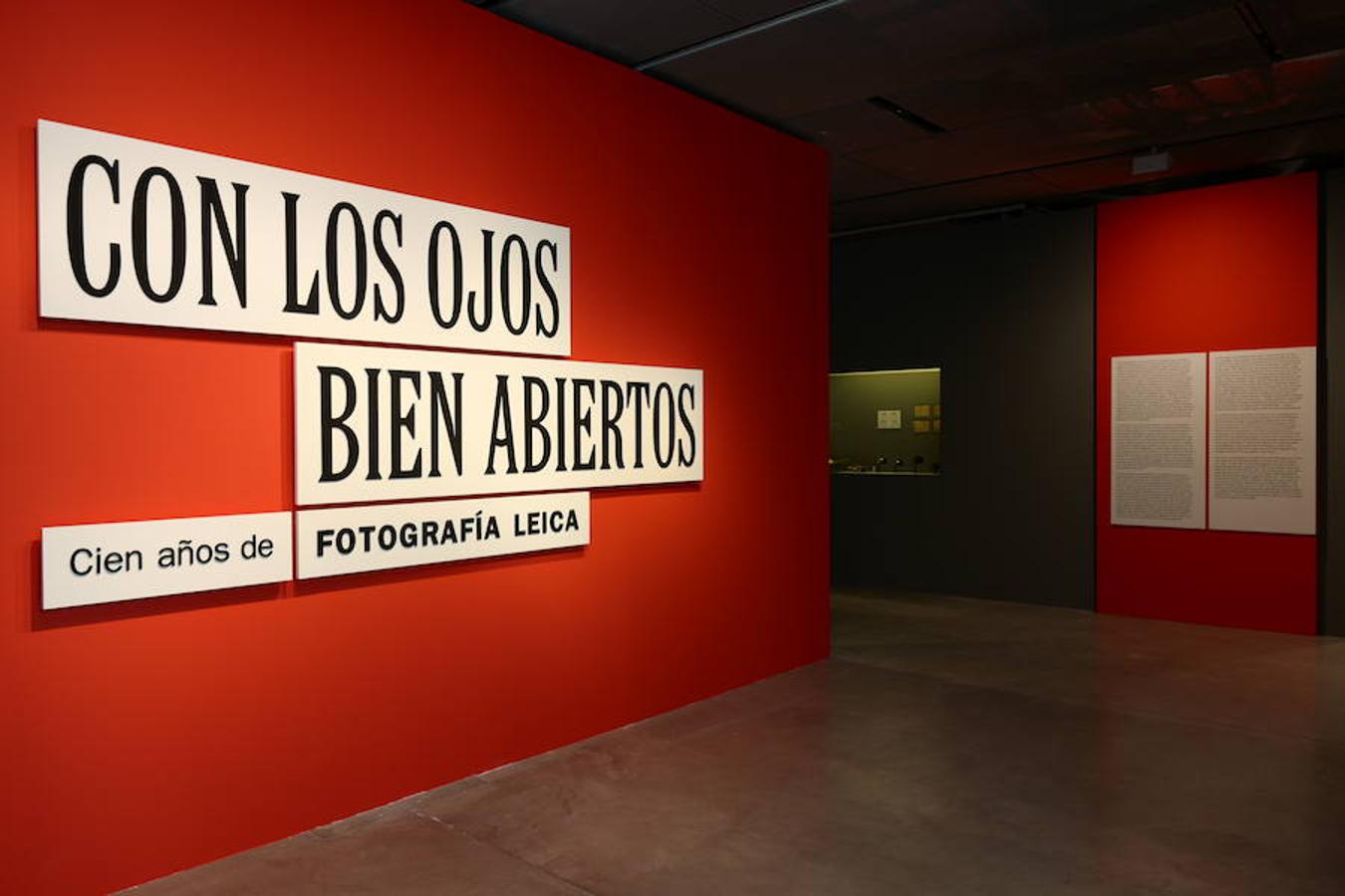 Cartel de la exposición 'Con los ojos bien abiertos: cien años de fotografía Leica'.