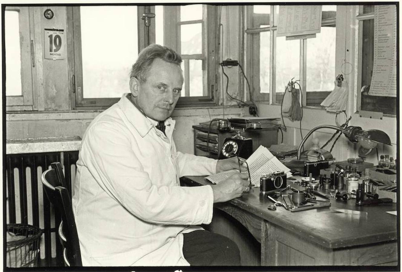 Oskar Barnak en su taller de trabajo.