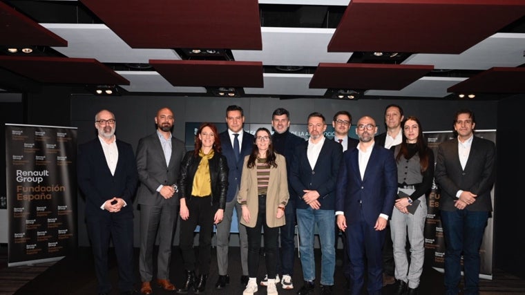 Foto de familia de los participantes en el encuentro