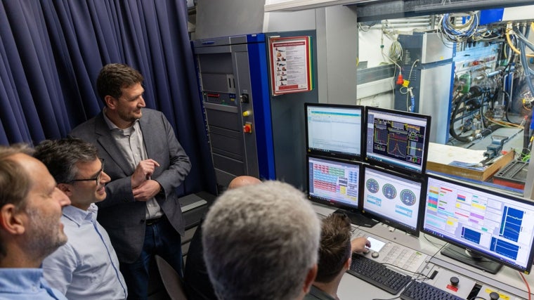 Investigadores del proyecto analizando el comportamiento del motor en el banco de pruebas