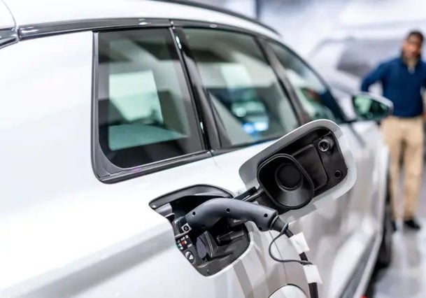 El precio del coche eléctrico se abarata por primera vez en Europa