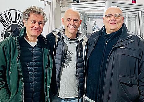 Imagen secundaria 1 - Arriba, una tirada del disco 'Sing the Sorrow', de AFI, en vinilo rojo; debajo, José Luis Moro y Mario Gil, dúo de Un Pingüino En Mi Ascensor, flanquean a Eugenio López, director de Mad Vinyl, y tres estampadores de 12, 10 y 7 pulgadas.