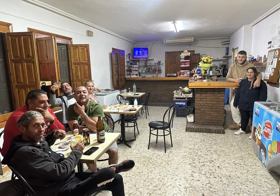 Algunos vecinos de Heras de Ayuso, en el bar de la localidad.
