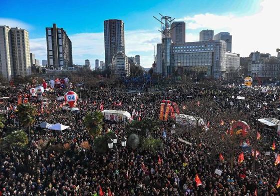 Una multitud se reunió en las calles de París para mostrar su oposición al proyecto de reforma de las pensiones defendido por Macron.