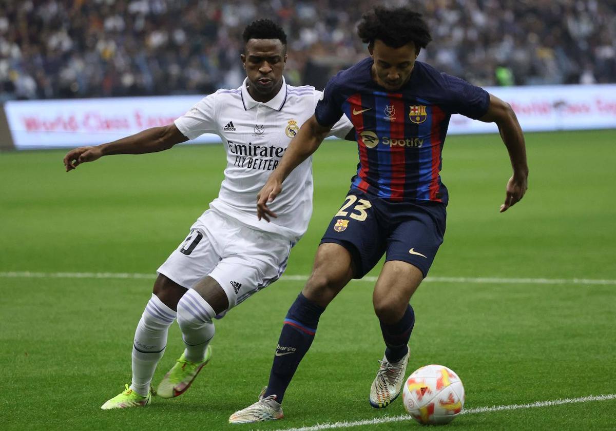 Vinicius y Koundé disputan un balón durante la reciente Supercopa de España