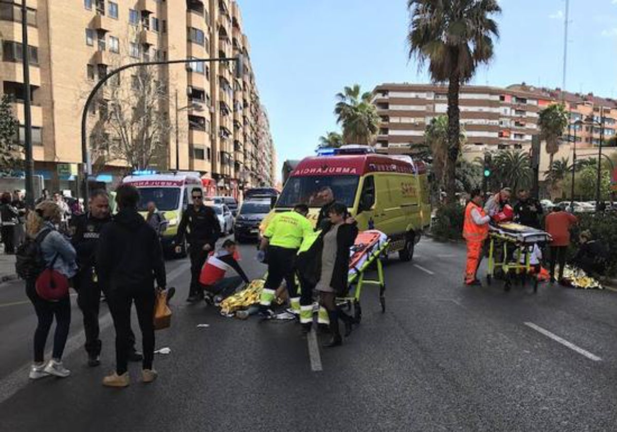 Sanitarios atienden a los heridos en un atropello en Valencia