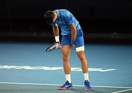 Novak Djokovic se lleva la mano al muslo durante el Abierto de Australia