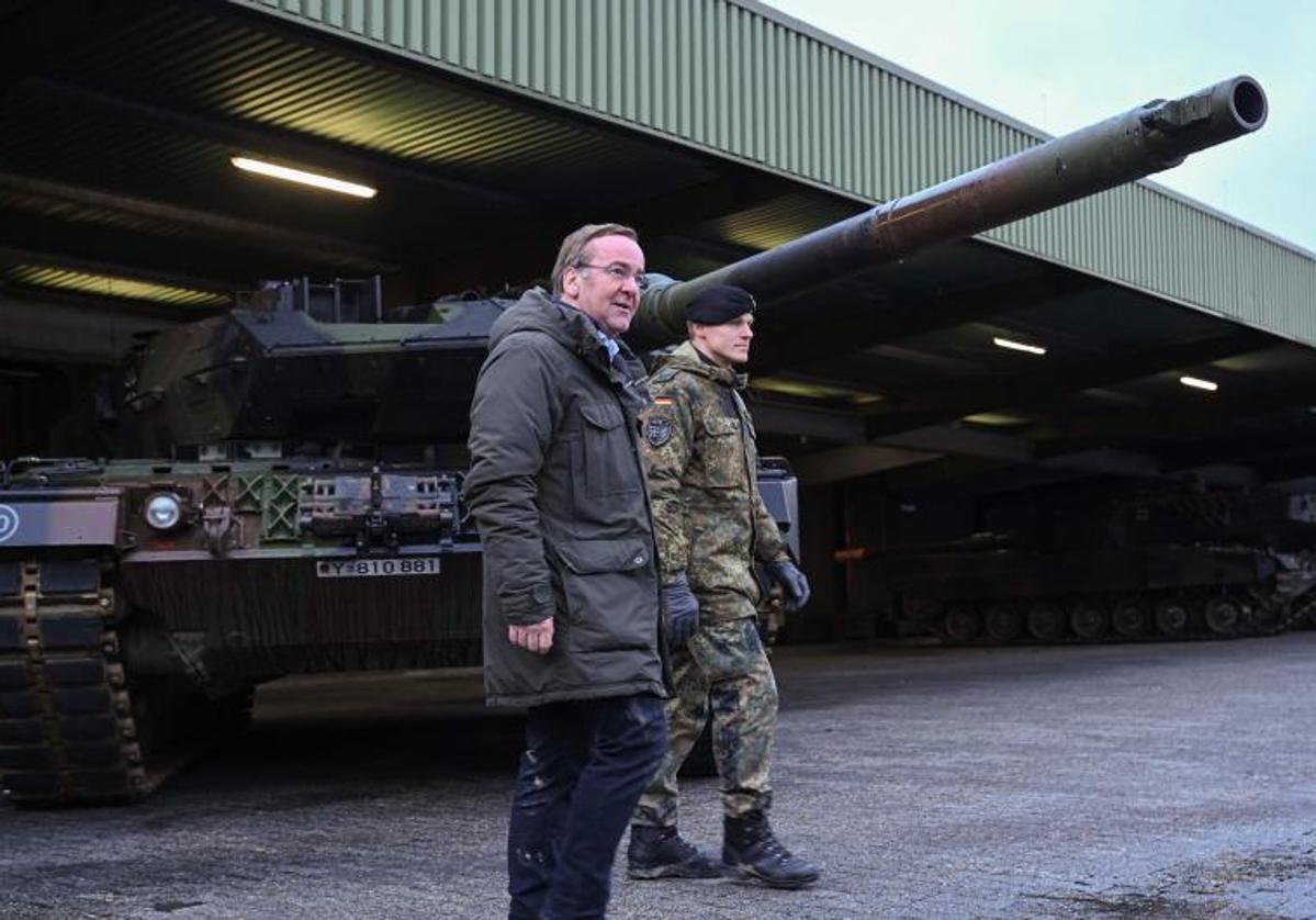 El ministro de Defensa alemán, Boris Pistorius, durante su visita este miércoles a la base de Augusdort