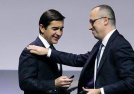 El presidente de BBVA, Carlos Torres, junto al consejero delegado de la entidad, Onur Genç