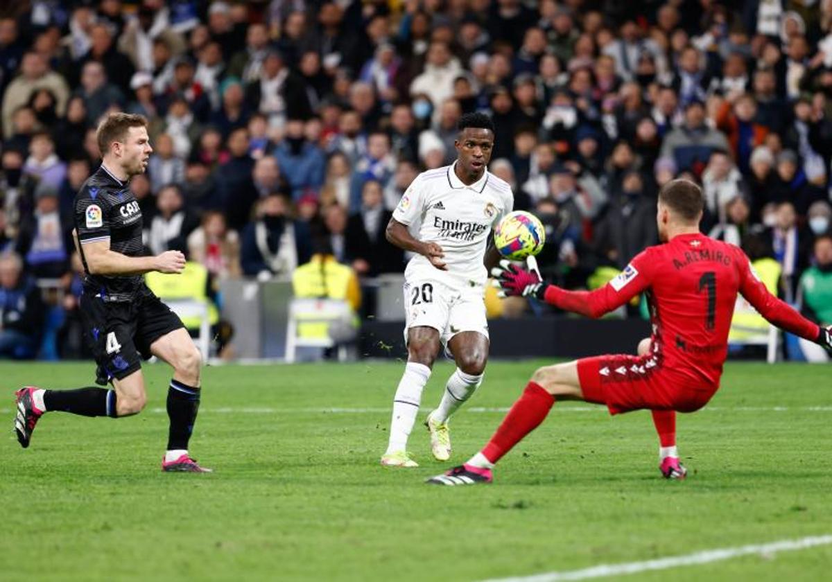 Vinicius, en una de las claras ocasiones que erró el Real Madrid ante la Real Sociedad