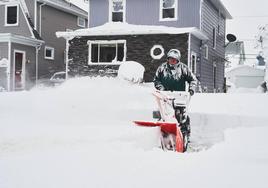 Un hombre quita la nieve que dejó la tormenta que afectó a gran parte de Estados Unidos en diciembre de 2022