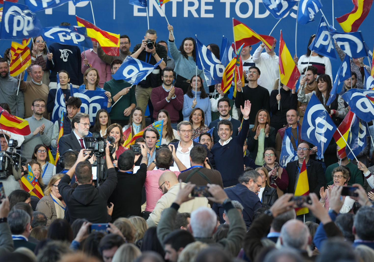 Feijóo clausura la runión intermunicipal del PP en Valencia, jnto a los expresidentes Aznar y Rajoy y los candidatos Mazón y Catalá