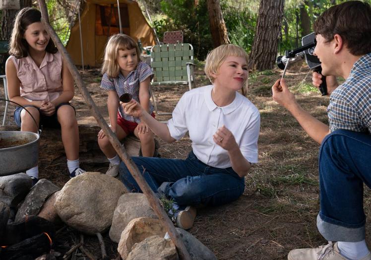 Michelle Williams encarna a la madre del protagonista.