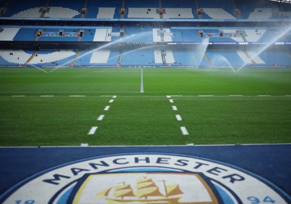 Escudo del Manchester City en el Etihad Stadium, antes de un partido