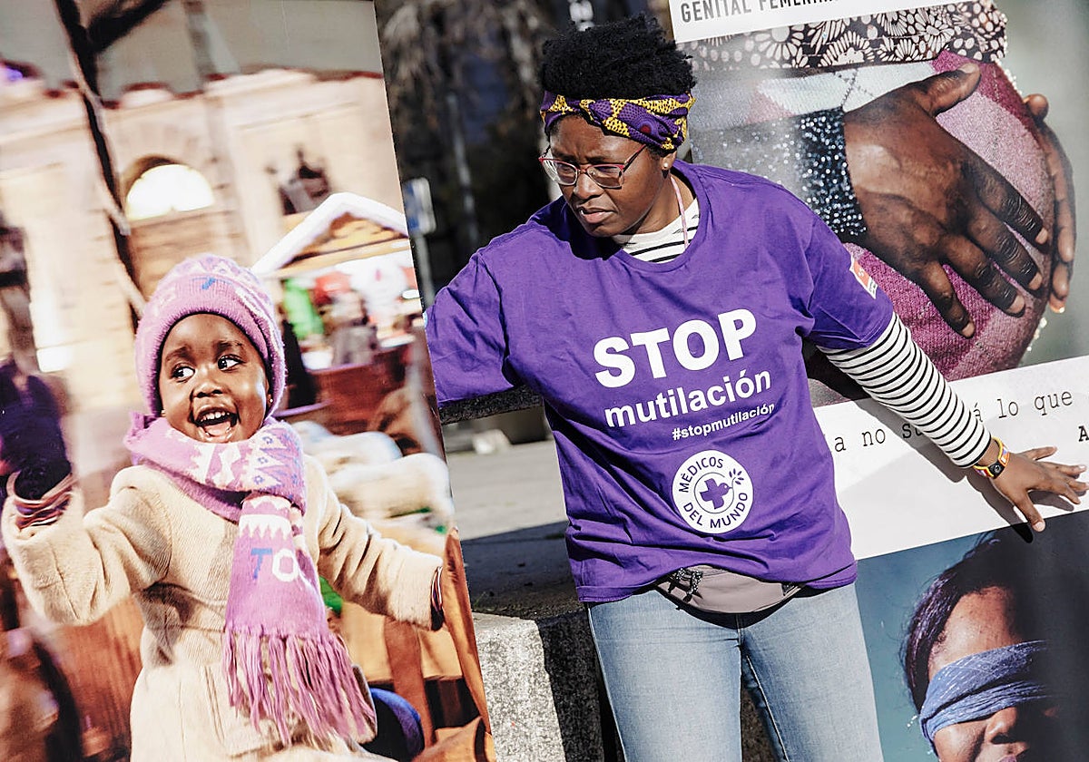Una activista de MDM coloca fotografías contra la mutilación genital femenina