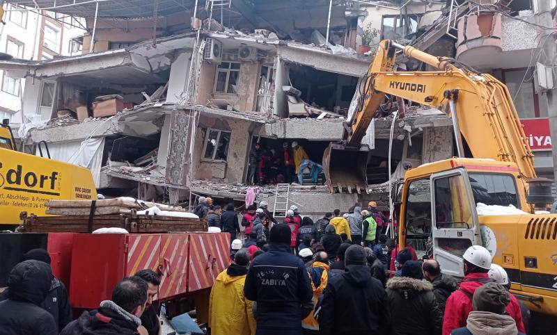 Personal de emergencia busca víctimas en un edificio derruido en Diyarbakir, al sudeste de Turquía.