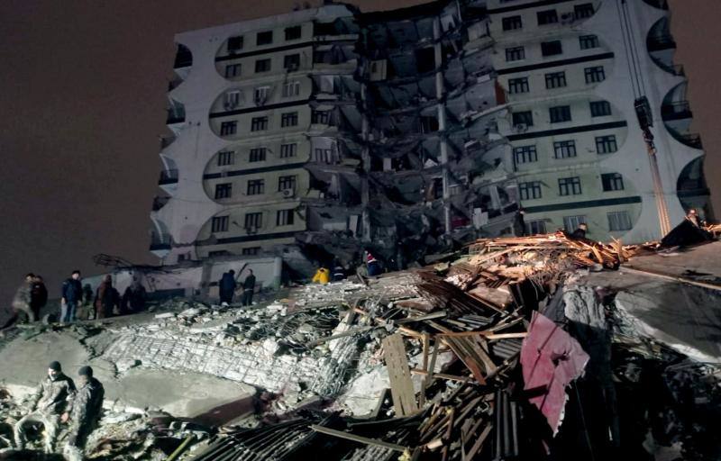 Uno de los edificios parcialmente destruido por el terremoto en Diyarbakir.