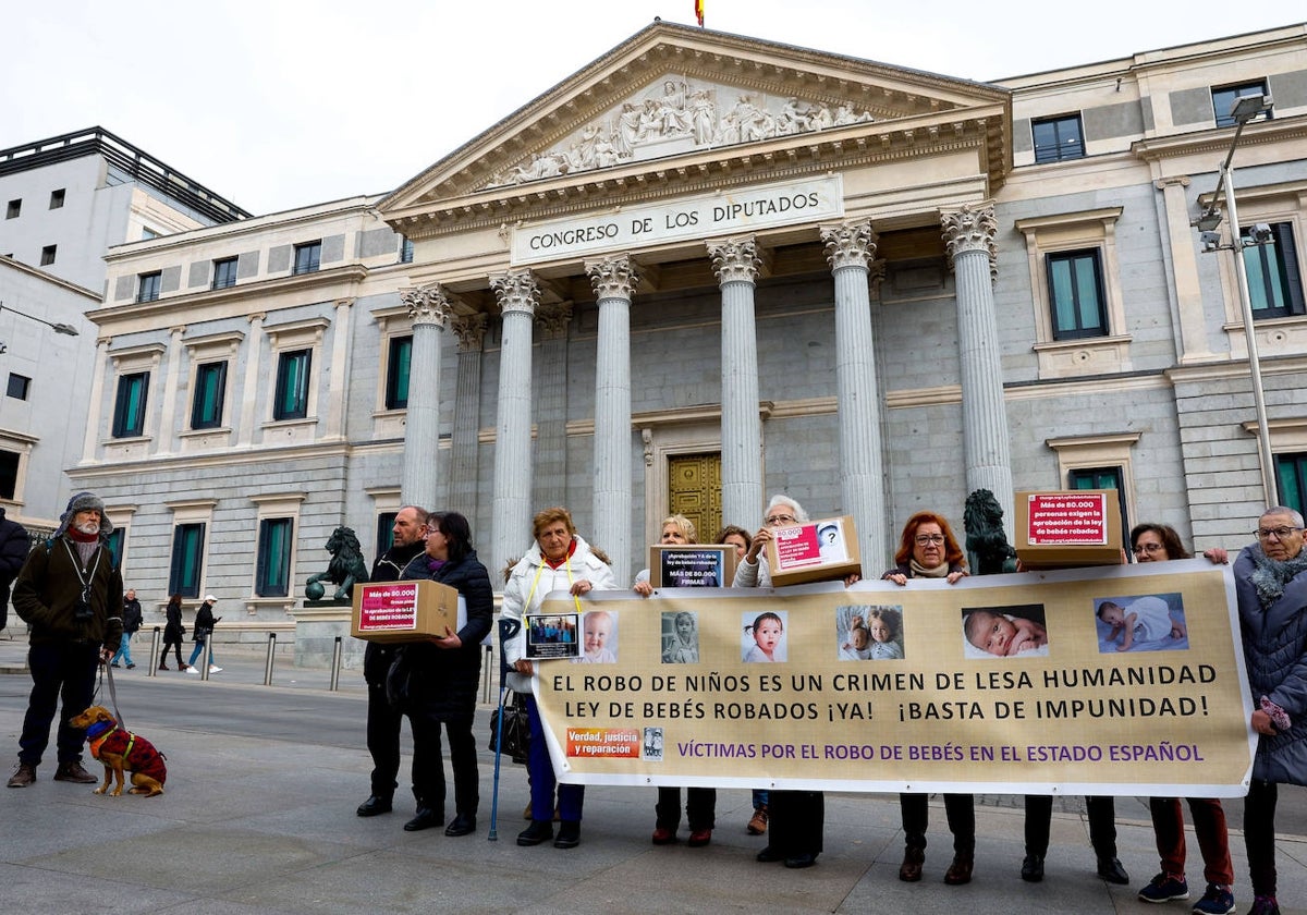 Miembros de las organizaciones que demandan el desbloqueo de la ley, ante el Congreso