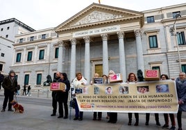 Miembros de las organizaciones que demandan el desbloqueo de la ley, ante el Congreso