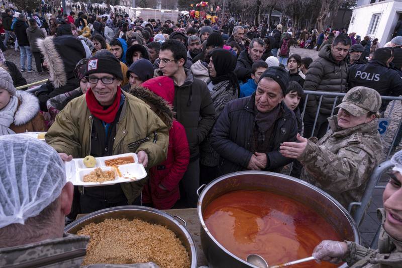 Las personas reciben comidas gratis después del terremoto en Diyarbakir, sureste de Turquía /EPA, REFIK TEKIN