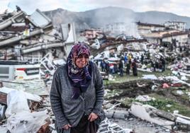 Una anciana busca a familiares en las ruinas de su casa en la localidad turca de Hatay