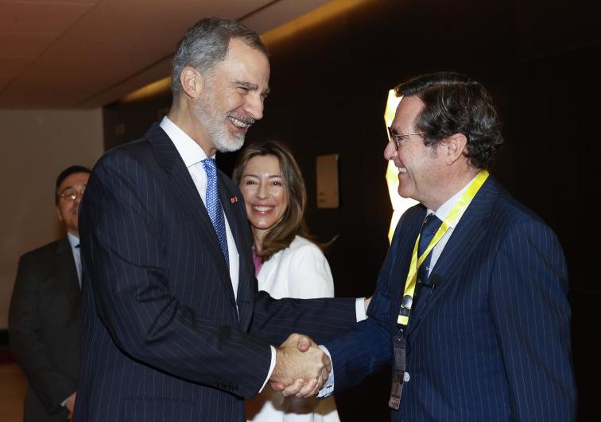 El Rey saluda al presidente de la CEOE, Antonio Garamendi.