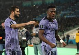 Vinicius celebra, junto a Nacho, el gol que le marcó al Al-Ahly y abrió la goleada del Real Madrid