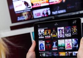 Un usuario ve Netflix en su tableta