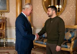 El rey Carlos III estrecha la mano a Volodímir Zelenski a su llegada este miércoles al Palacio de Buckingham.