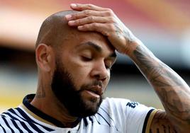 Dani Alves, durante un partido con Pumas