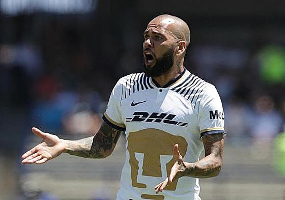 Dani Alves, durante un partido con el Pumas mexicano