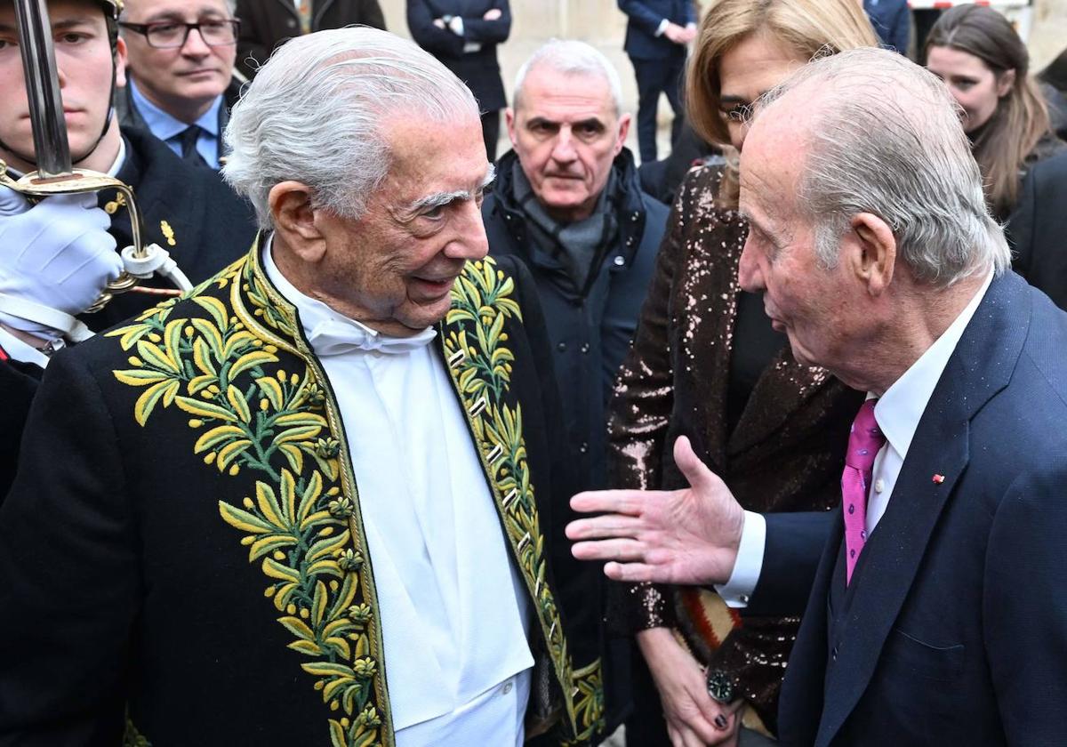 Vargas llosa conversa con el rey emérito, durante la ceremonia de entrada del escritor en la Academia Francesa