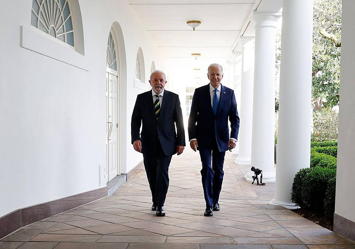 Lula y Biden pasean por el exterior de la Casa Blanca, donde se reunieron este viernes.