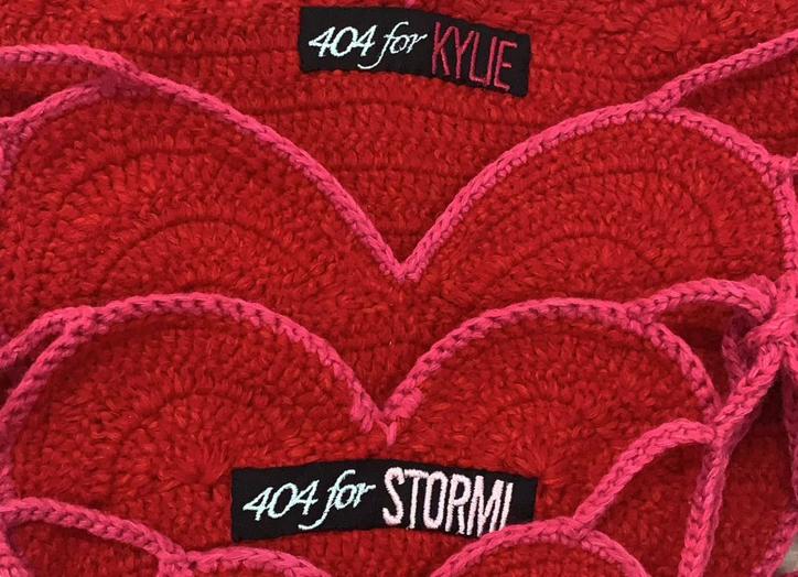 Detalle de los bikinis personalizados de Kylie Jenner y su hija, Stormi.