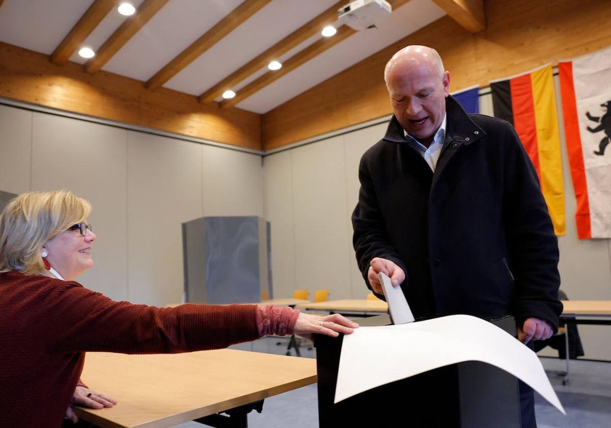 El candidato de la CDU, Kai Wegner, ganador en la cita del domingo, en el momento de la votación