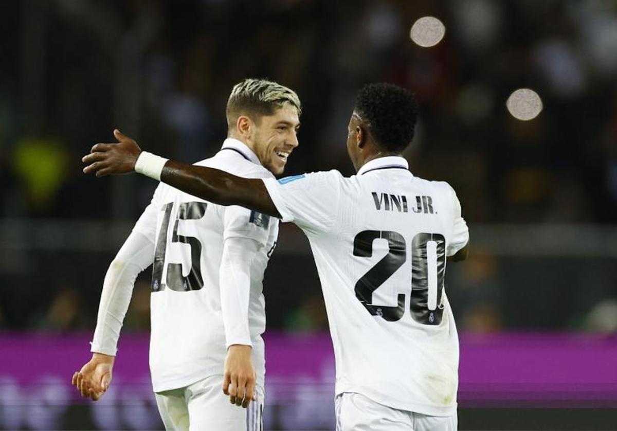 Valverde y Vinicius celebran el segundo gol del uruguayo ante el Al-Hilal