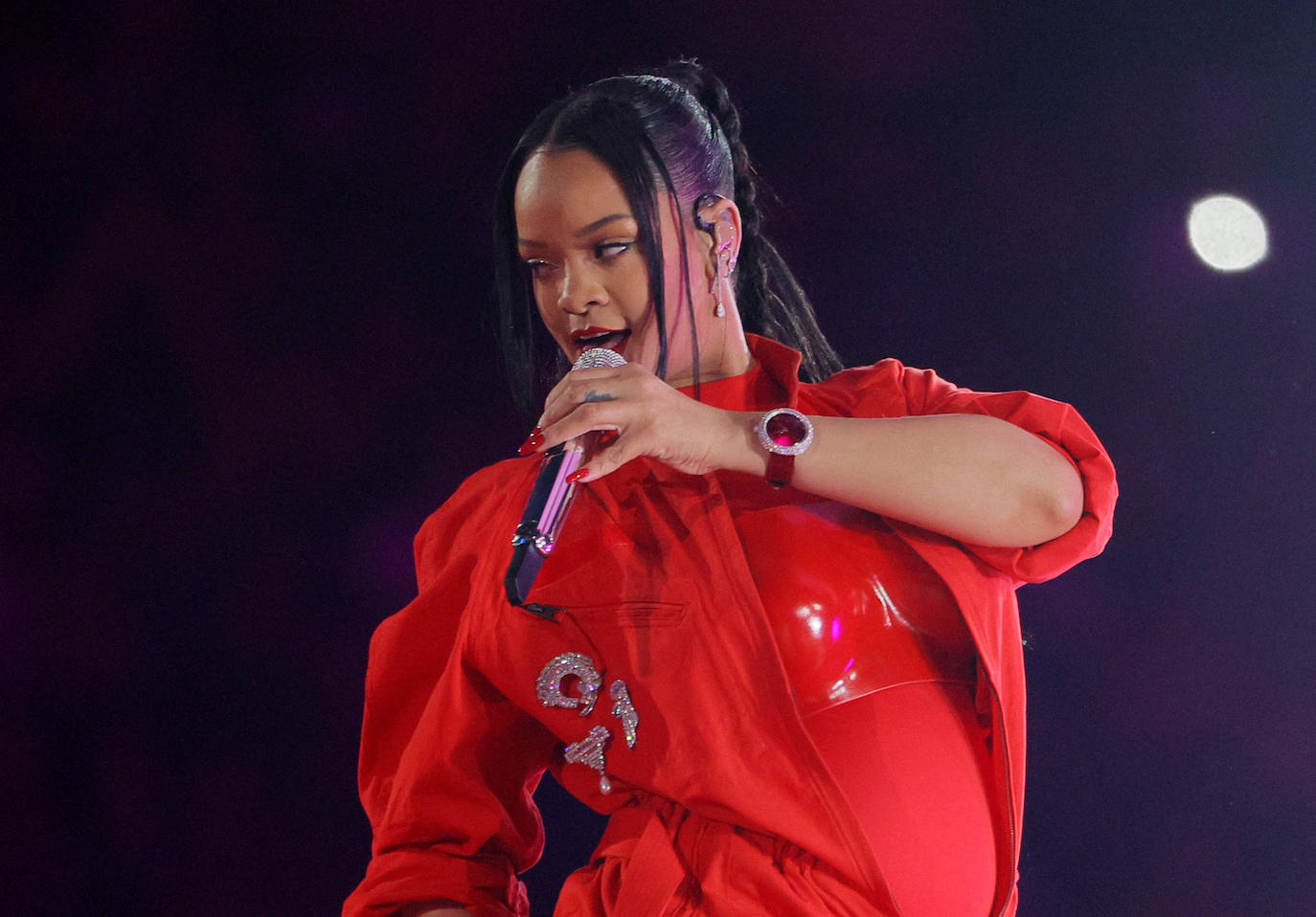 Rihanna, durante su espectacular actuación en el descanso de la Super Bowl que midió a los Philadelphia Eagles y los Kansas City Chiefs.