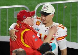 Andy Reid abraza a Patrick Mahomes tras el triunfo de los Chiefs ante los Eagles en la Super Bowl LVII