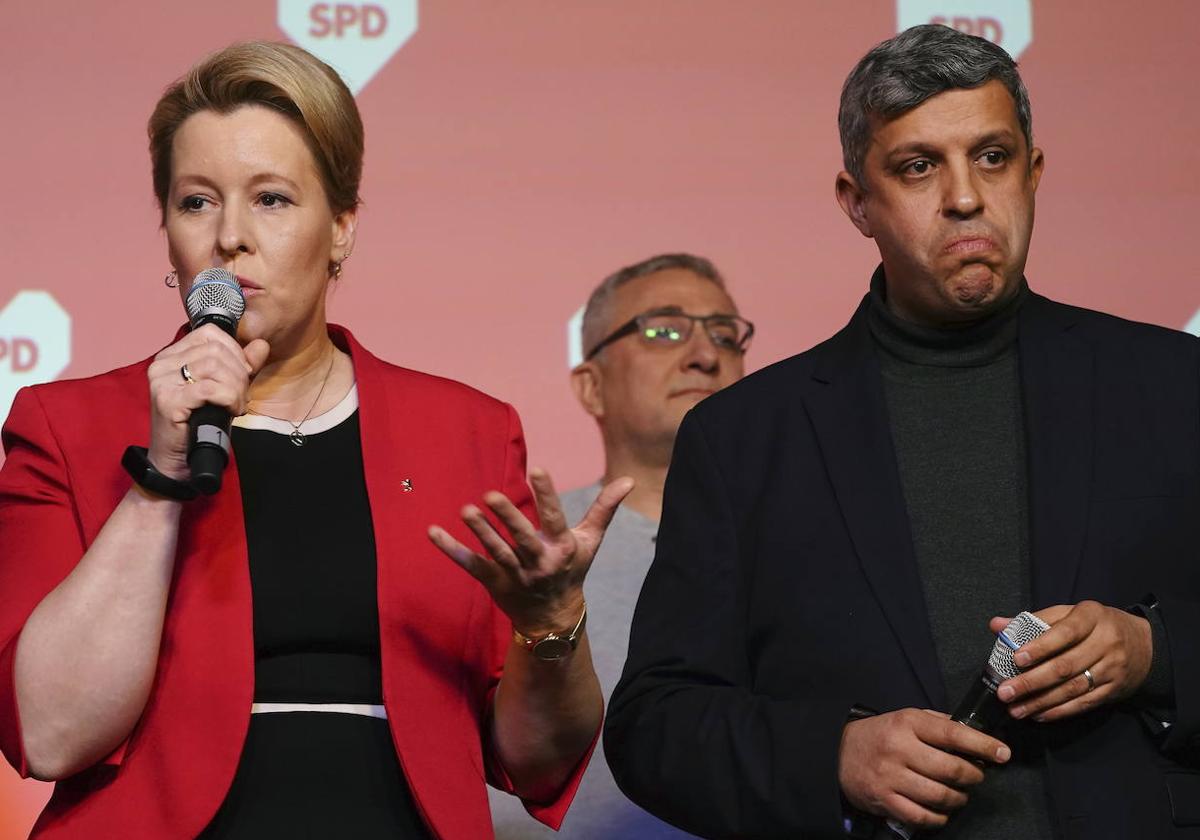 La actual alcaldesa de Berlín, Franziska Giffey, junto al presidente del Partido Socialdemócrata, Raed Saleh, durante los comicios legislativos en la capital alemana