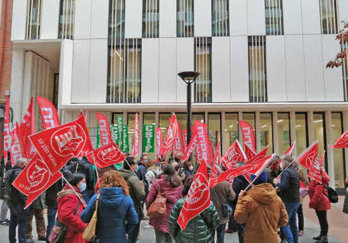 Concentración frente a la sede de la Inspección de Trabajo y Seguridad Social.