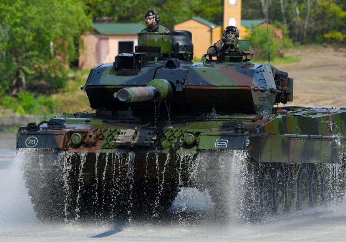 Soldados a bordo de un Leopard 2 en el área de entrenamiento militar en Munster